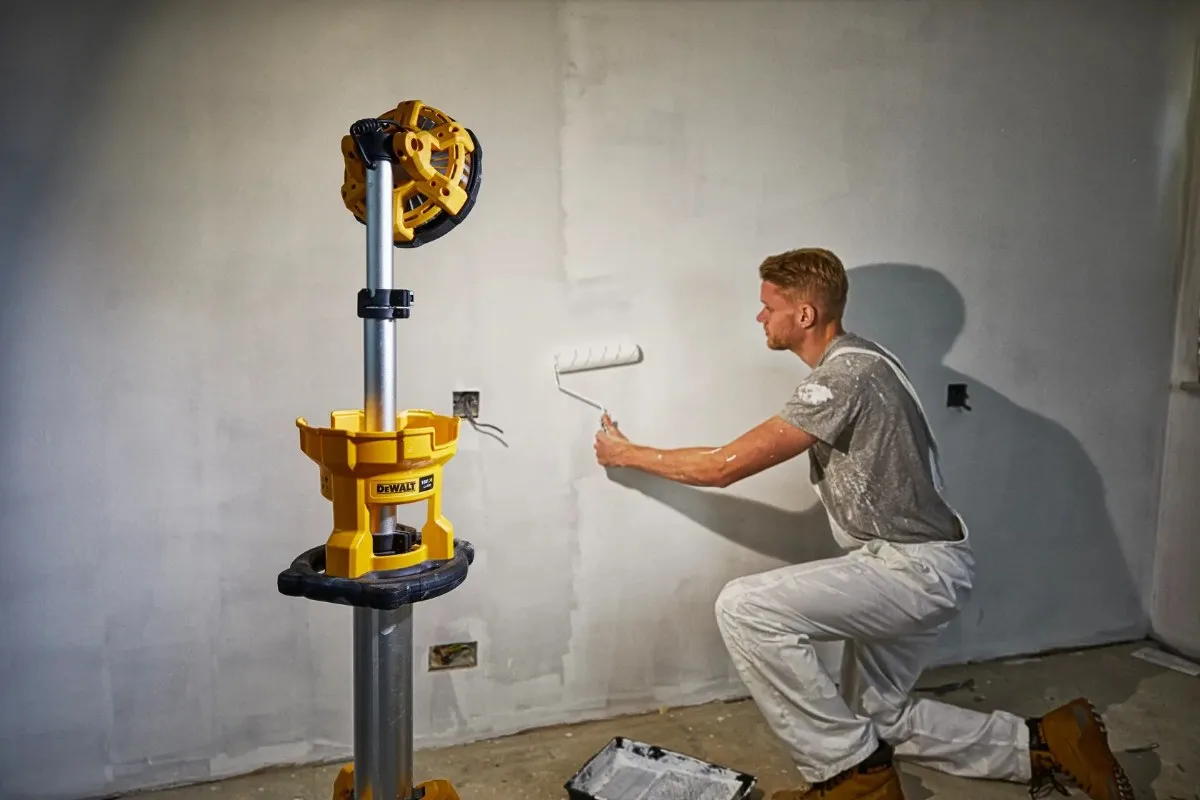 DeWalt aku LED reflektor sa stativom DCL079 18 V — 3000 lm, bez baterije — slika 4 od 6