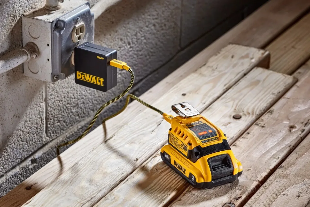 DeWalt USB set za punjenje DCB094K — punjač, USB kabel 100 W i adapter 65 W — slika 3 od 3