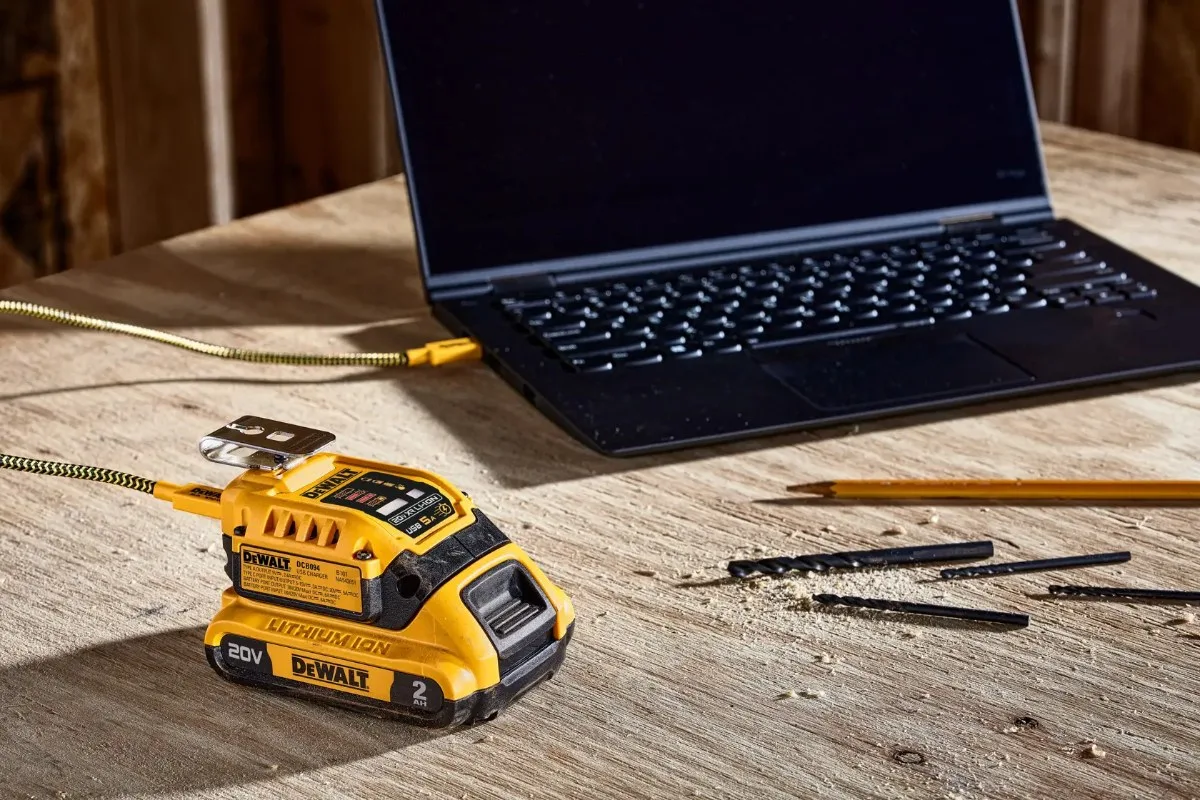 DeWalt USB set za punjenje DCB094K — punjač, USB kabel 100 W i adapter 65 W — slika 2 od 3