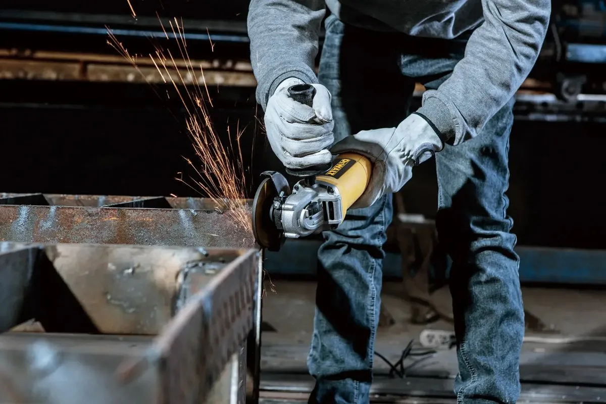 DeWalt kutna brusilica DWE4117 — 950 W, 125 mm
