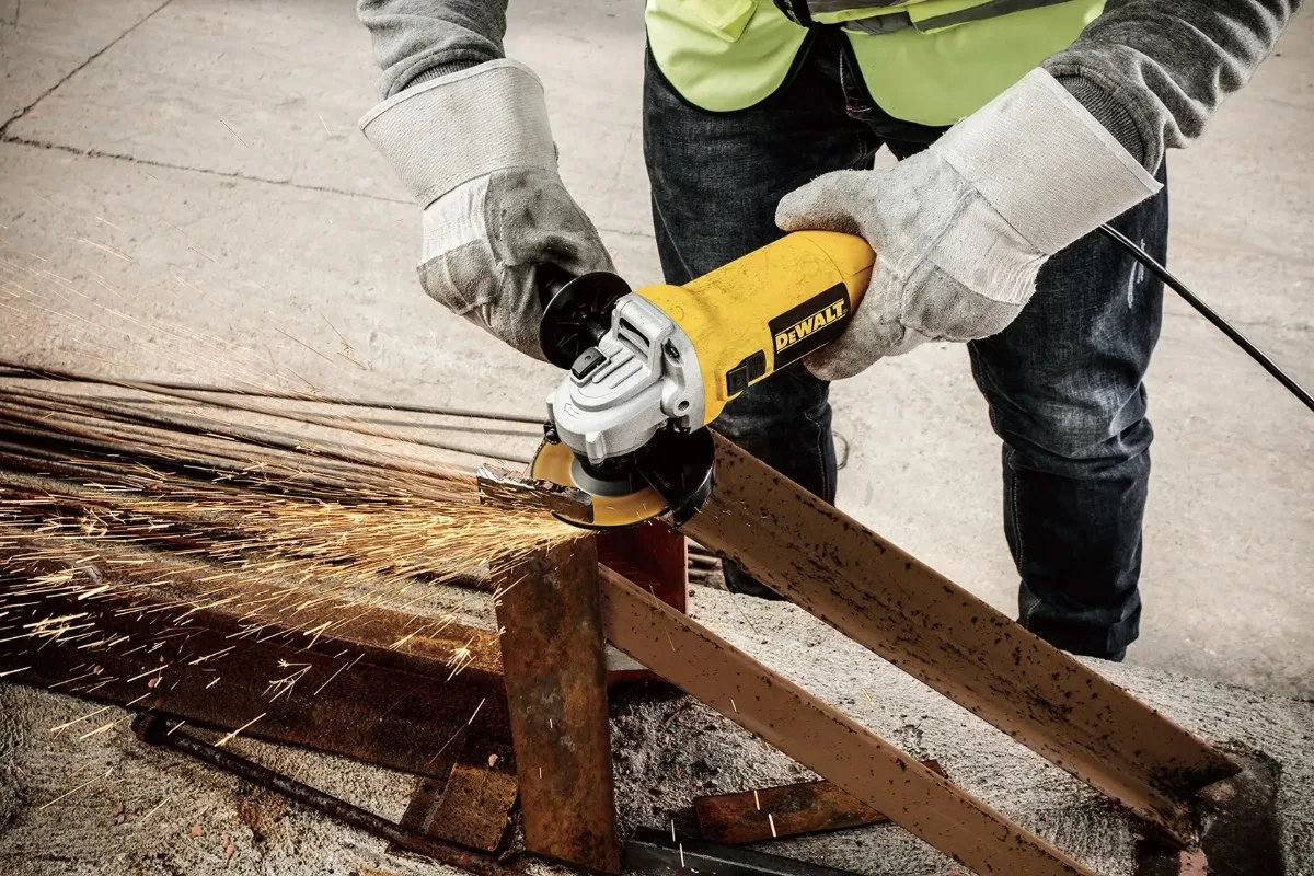 DeWalt kutna brusilica DWE4117 — 950 W, 125 mm — slika 2 od 3