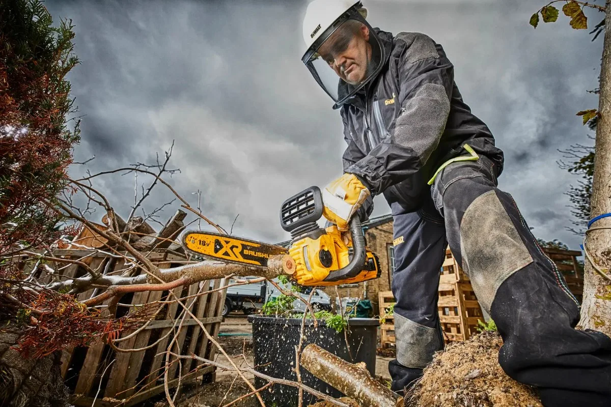 DeWalt aku lančana pila DCM565P1 18 V XR — vodilica 30 cm, 1 × 5,0 Ah — slika 4 od 5