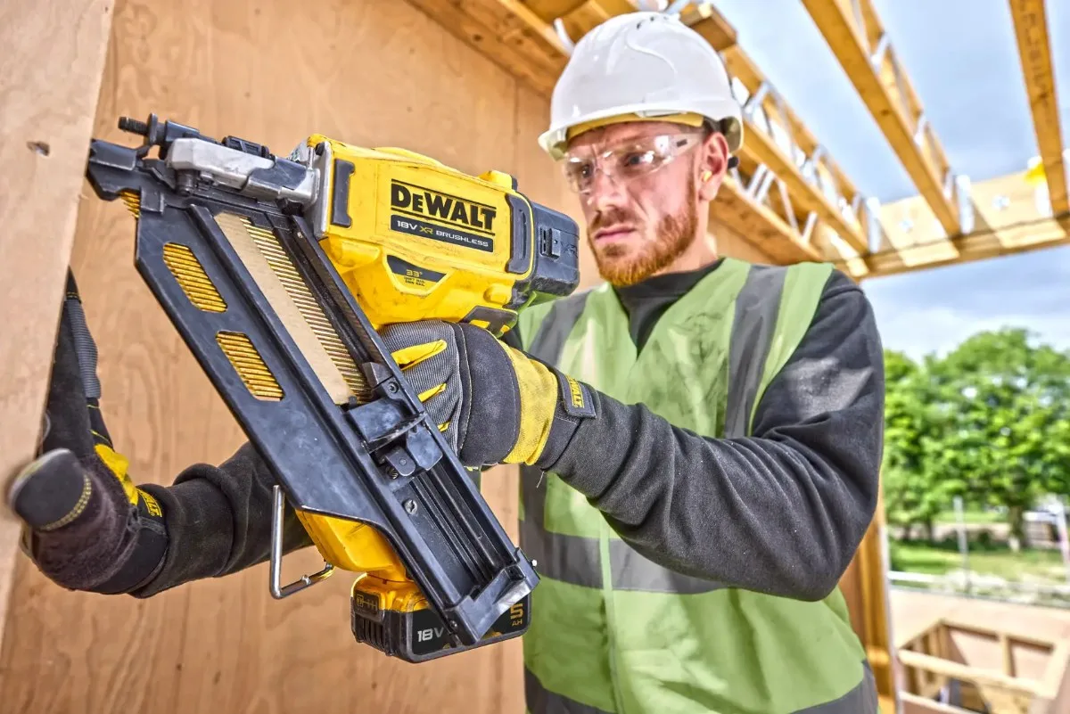 DeWalt aku čavličar DCN930N 18 V XR — čavli do 90 mm, 33°, bez baterije — slika 4 od 6