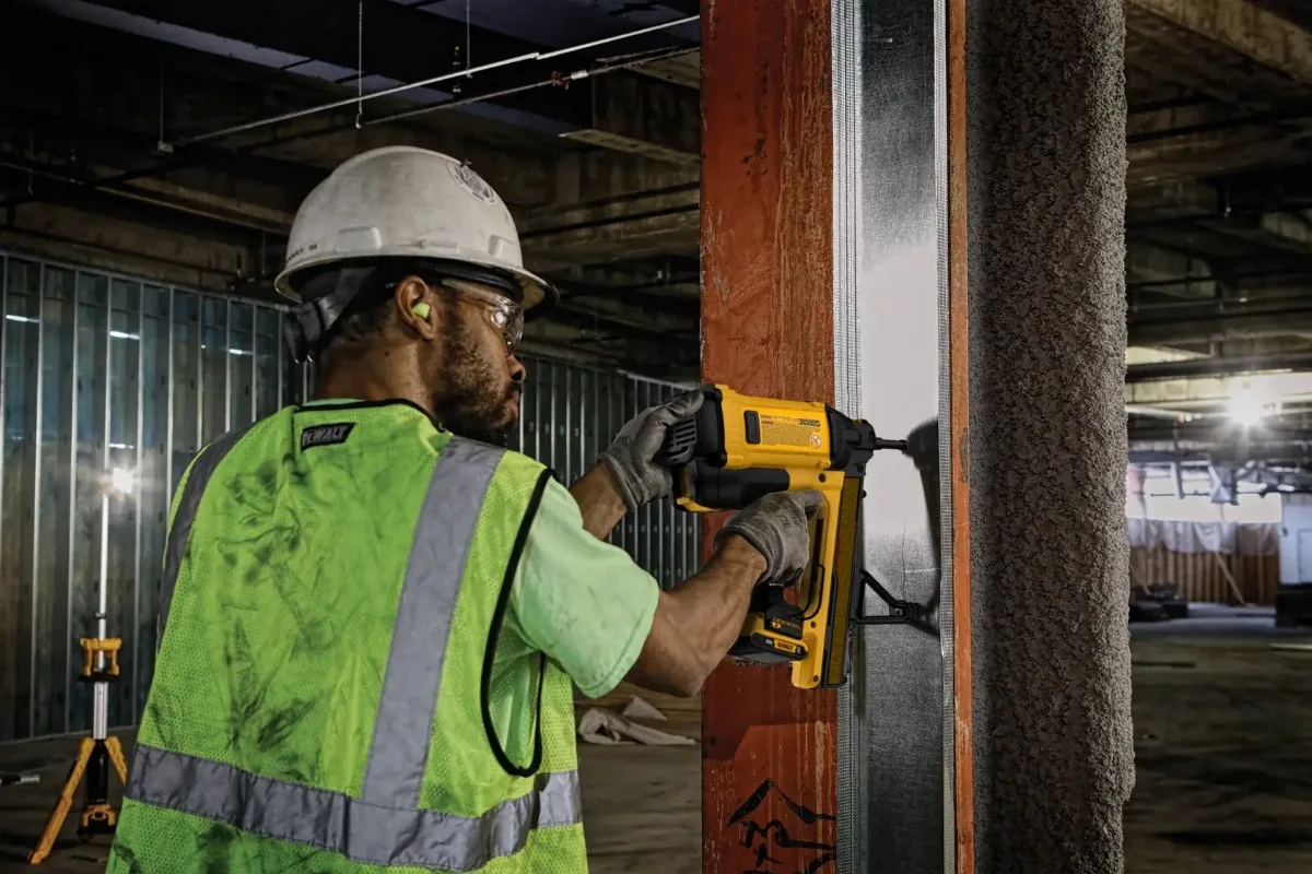 DeWalt plinski čavličar za beton i čelik DGN845D1 — 13–40 mm, 1 × 2,0 Ah — slika 5 od 6