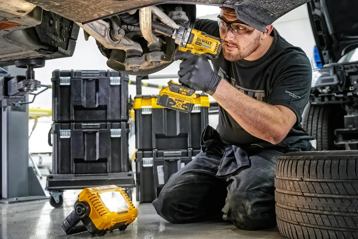 DeWalt aku LED reflektor DCL077 18 V XR — 2000 lm, bez baterije — slika 4 od 6