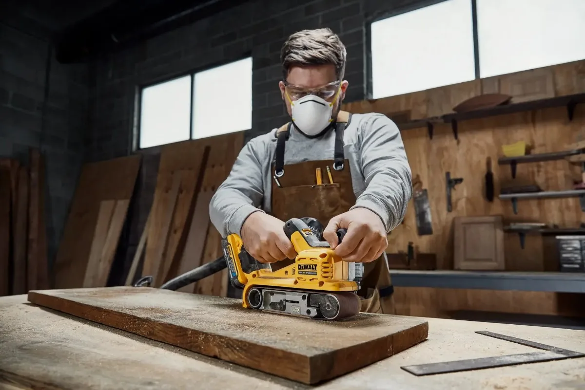 DeWalt aku tračna brusilica DCW220N 18 V XR — traka 75 × 533 mm, bez baterije — slika 4 od 6
