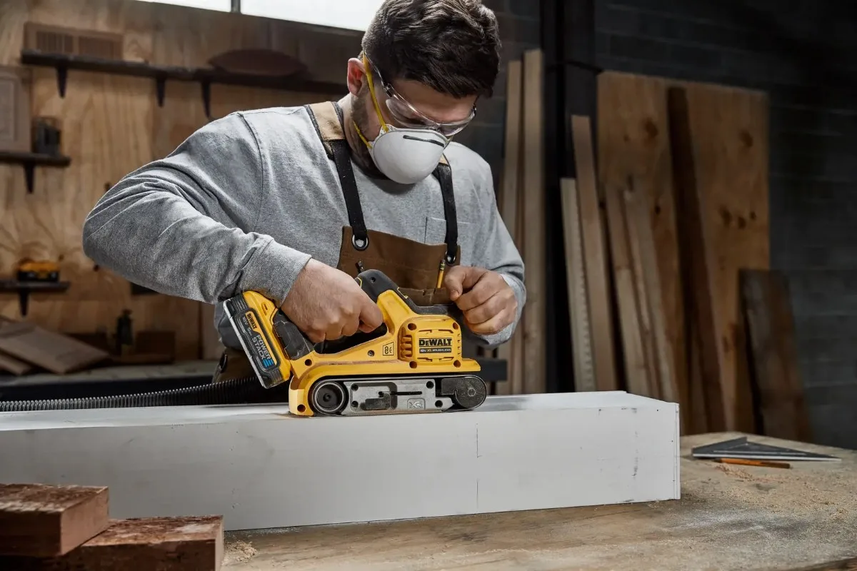 DeWalt aku tračna brusilica DCW220N 18 V XR — traka 75 × 533 mm, bez baterije — slika 5 od 6