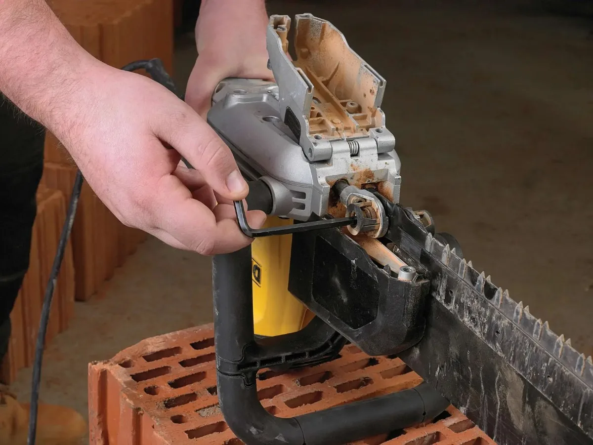 DeWalt aligator pila DWE398 — 1700 W, 430 mm, za šuplju opeku — slika 5 od 7