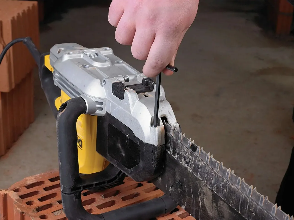 DeWalt aligator pila DWE398 — 1700 W, 430 mm, za šuplju opeku — slika 4 od 7